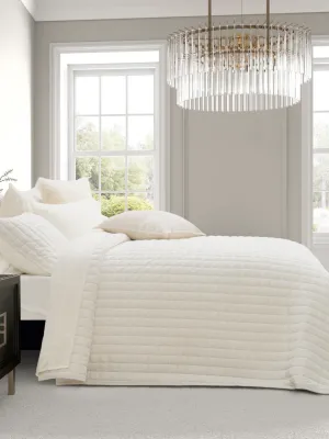 Luxury Velvet Quilt Set King Size, Lightweight Velvet Comforter Set, Oversized Bedspread Coverlet Quilted Bedding Set, with 2 Matching Pillow Shams, for All Season, Cream White